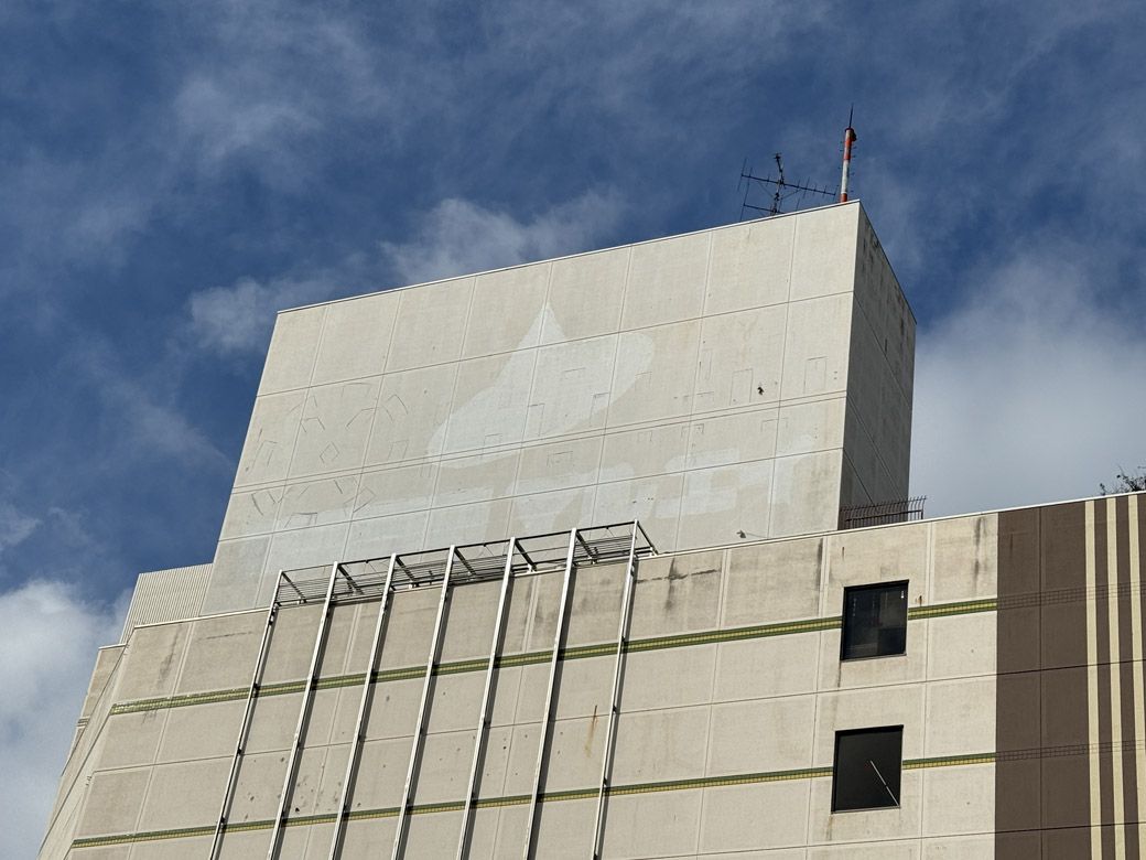 塔屋に「SOGO」と「マルエイ」の文字が薄く見える（筆者撮影）