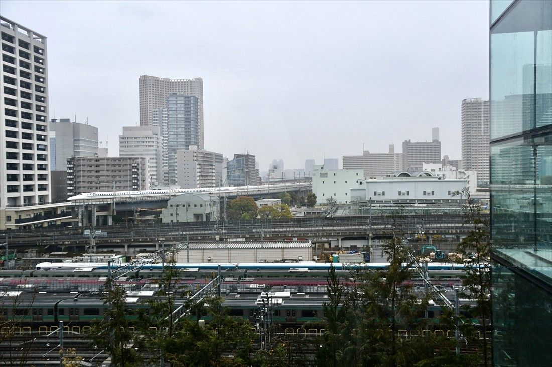 在来線の奥には東海道新幹線も見える（記者撮影）