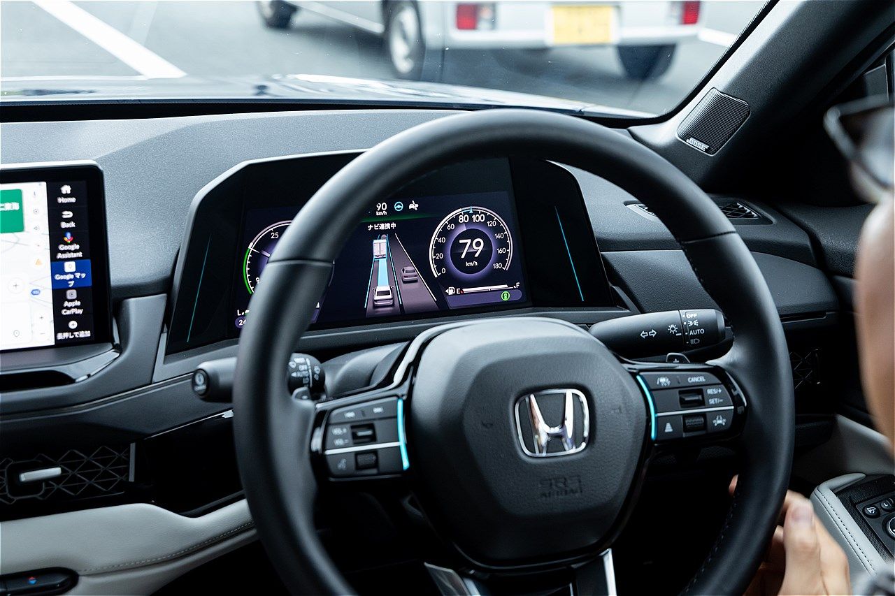 ホンダ量販モデル初のハンズオフ機能を搭載した「アコード e:HEV Honda SENSING 360＋」（写真：三木 宏章）