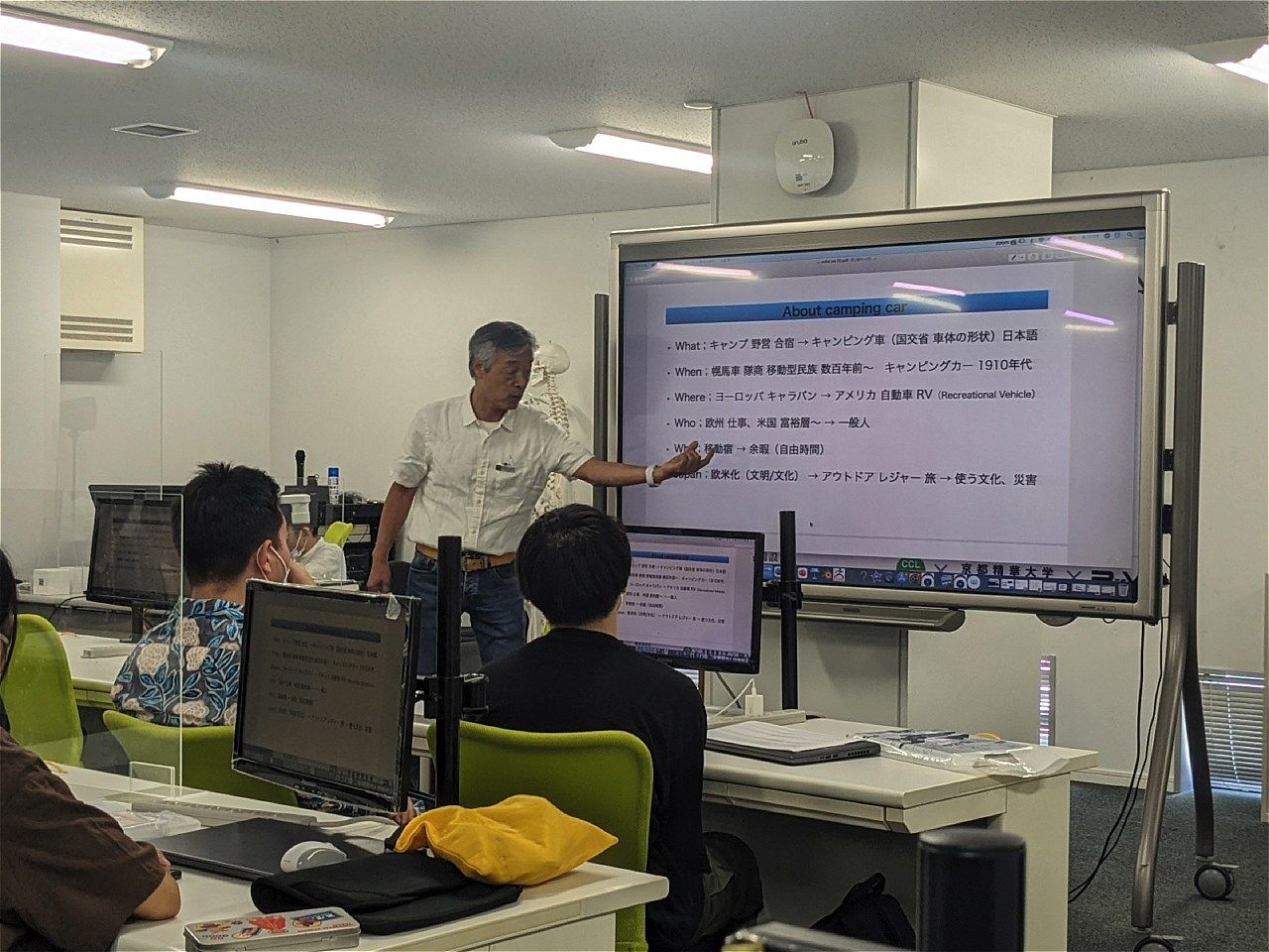 新作キャンピングカー「アコロ」や京都精華大学の授業風景など(写真：京都精華大学)