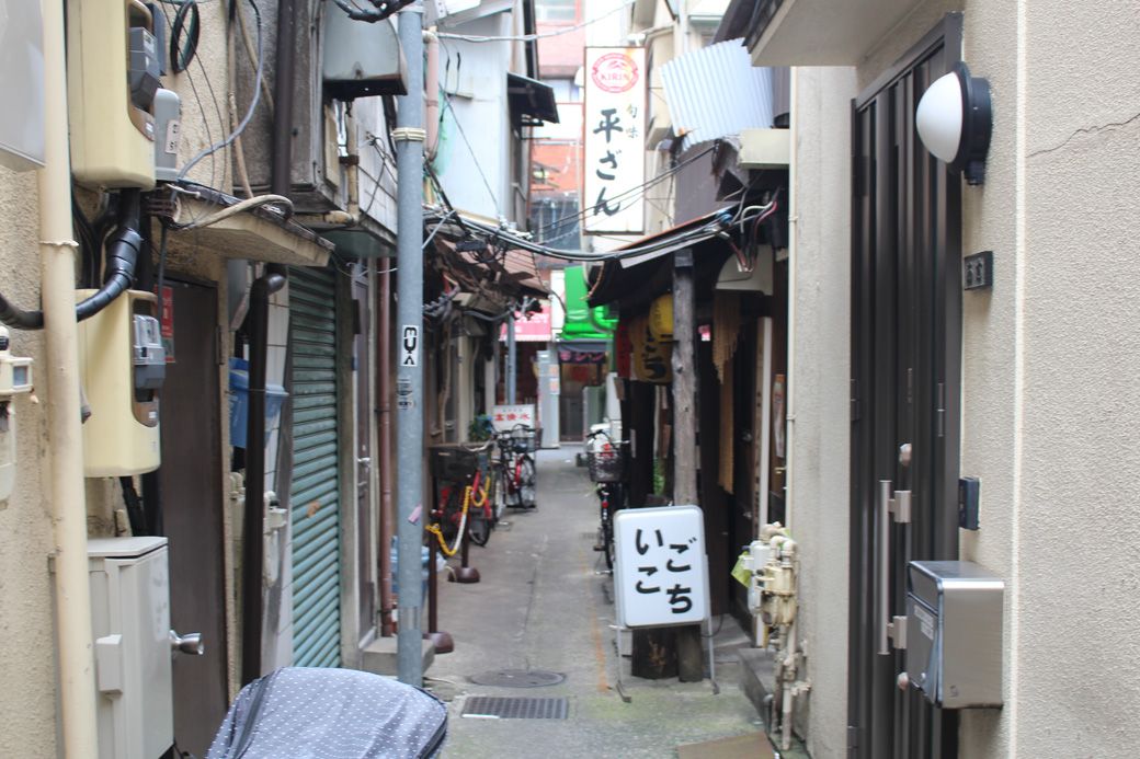 とはいえ、北口にも渋い景色は残る（筆者撮影）