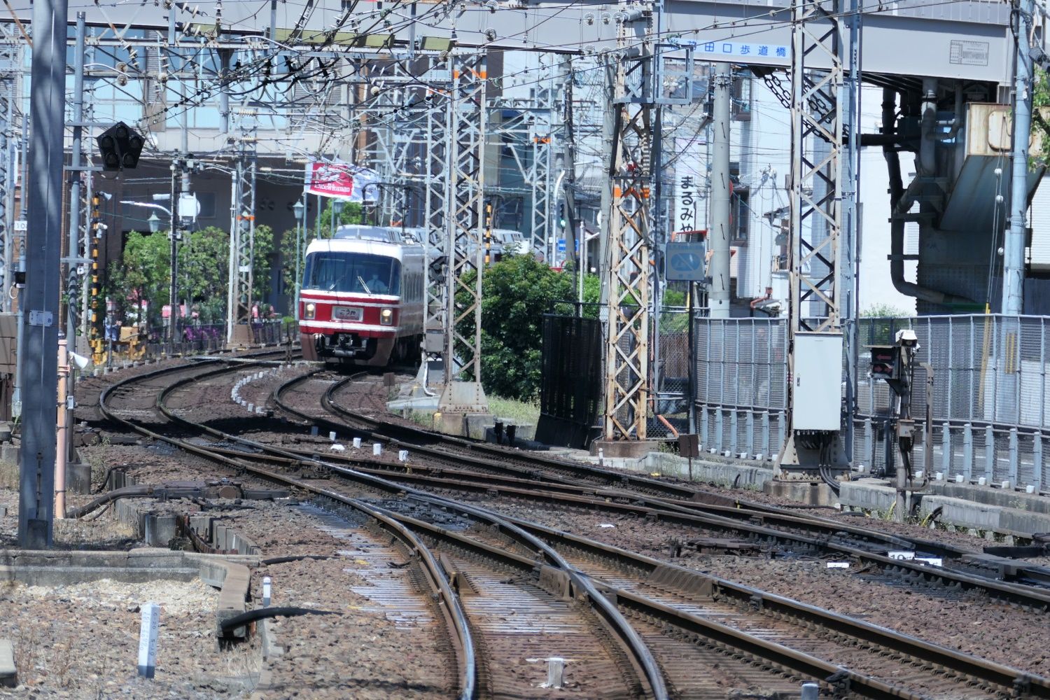 ホームの北端から見た上り方面（記者撮影）