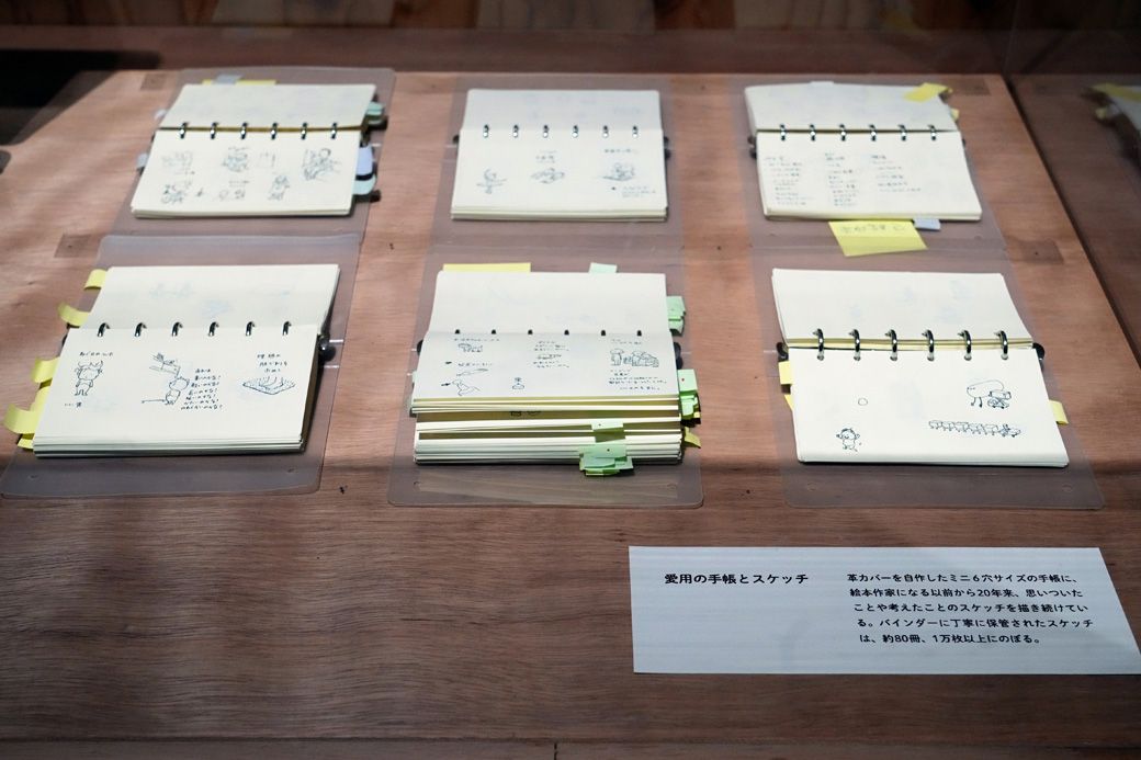 愛用のミニ6穴サイズの手帳。絵本作家になる前から20年来、思いついたことなどをスケッチしている（撮影：梅谷秀司）