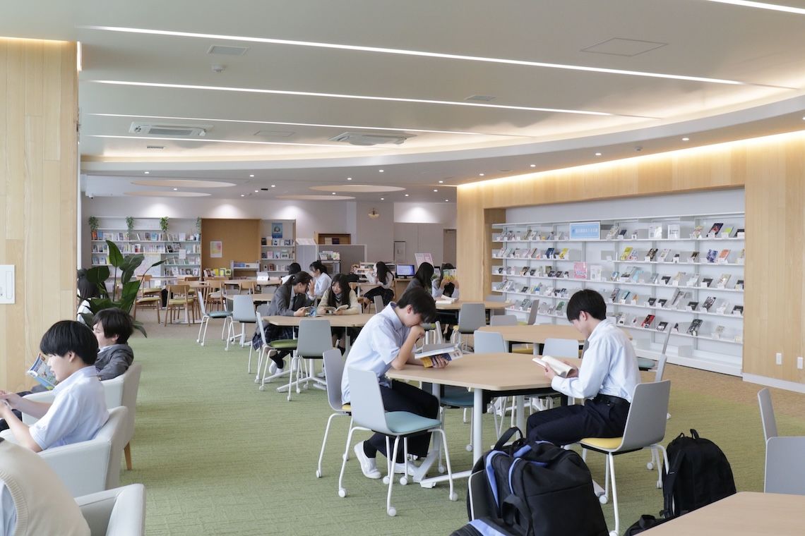 品川翔英中学校高等学校の図書室「INNOMAG（イノマグ）」