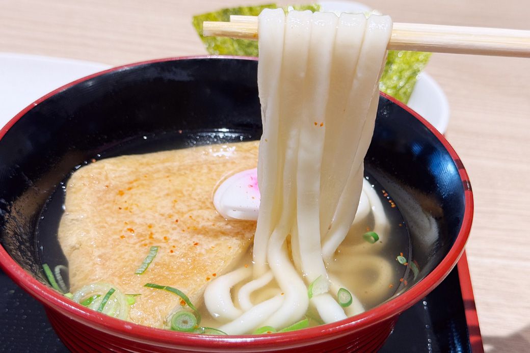 資さんうどんのうどんは、太めの麺を柔らかくゆがいたやわもち絶妙食感（筆者撮影）