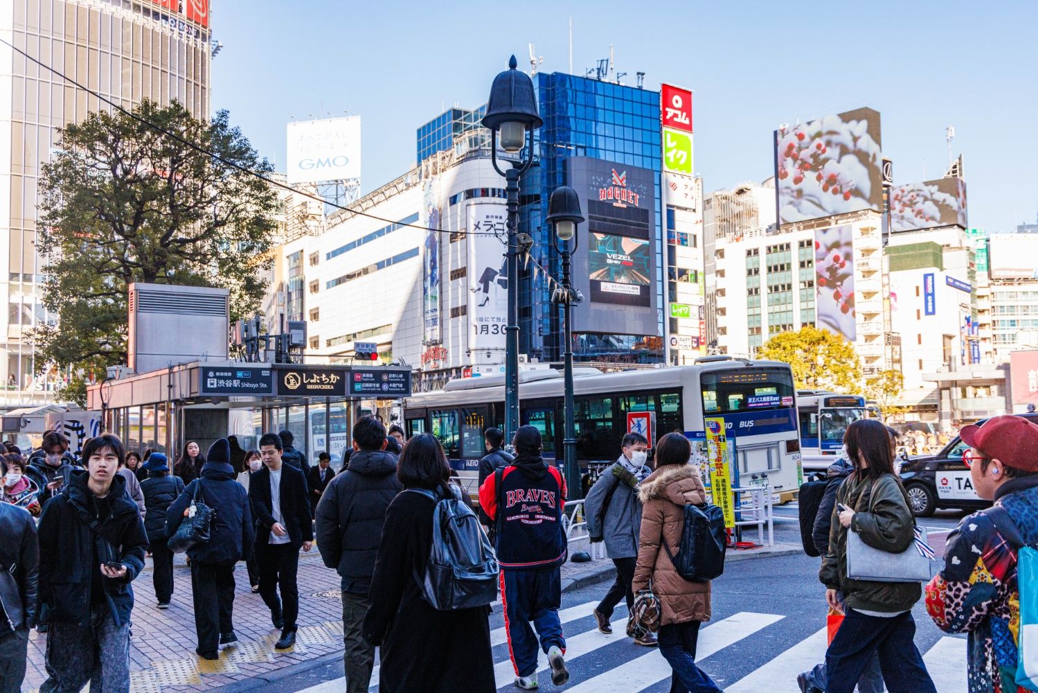 中央改札からエスカレーターを下ると、すぐ先に「しぶちか」の出入り口。ここから地下の東急線などに乗り換えができる（撮影：鼠入昌史）