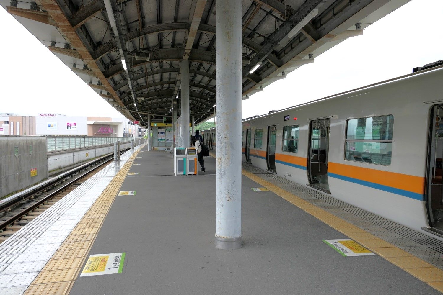 学研奈良登美ヶ丘駅のホーム。画面奥が生駒方面。左にイオンモール（記者撮影）
