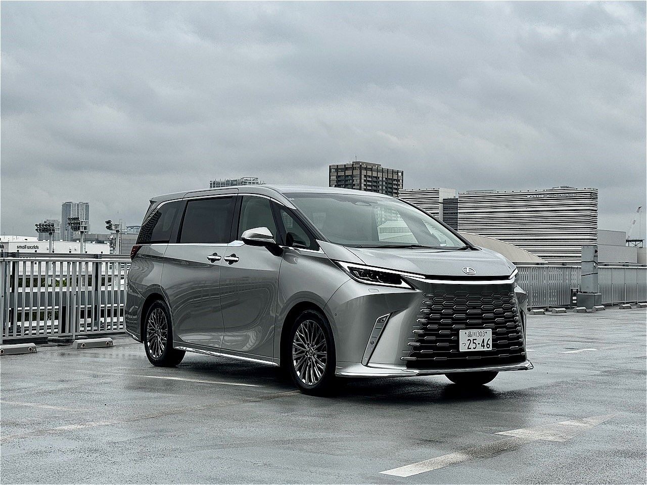 2025年8月1日に一部改良版が発売されたレクサス「LM」（筆者撮影）