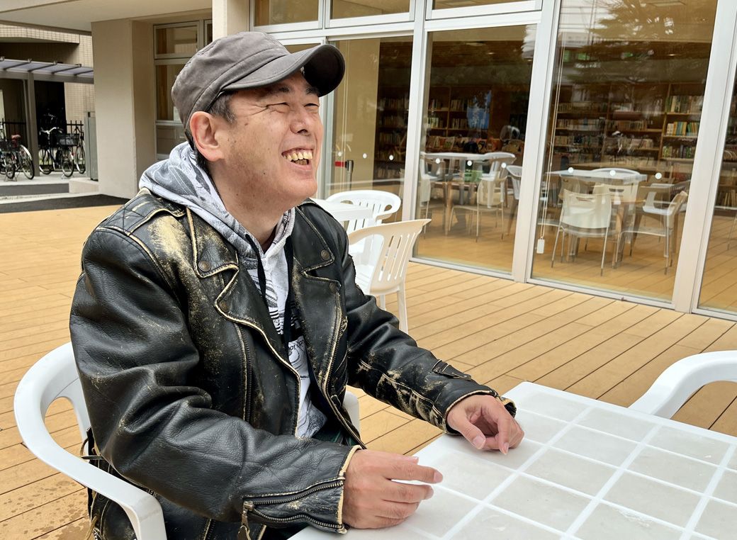 インタビューに応じるコマツヒロノリさん（筆者撮影）