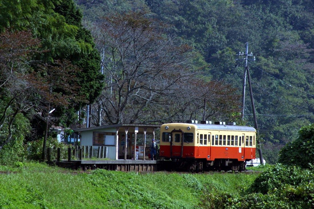 上総大久保駅に停車するキハ200形（撮影：南正時）