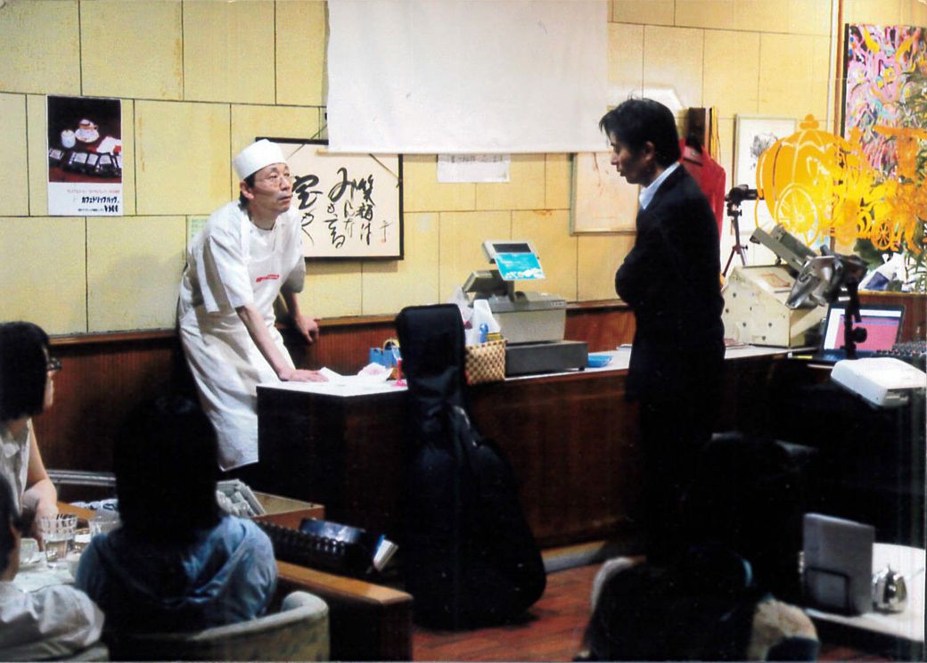 店で演劇公演をやった際に久米さんも役者として出演した（久米さん提供）