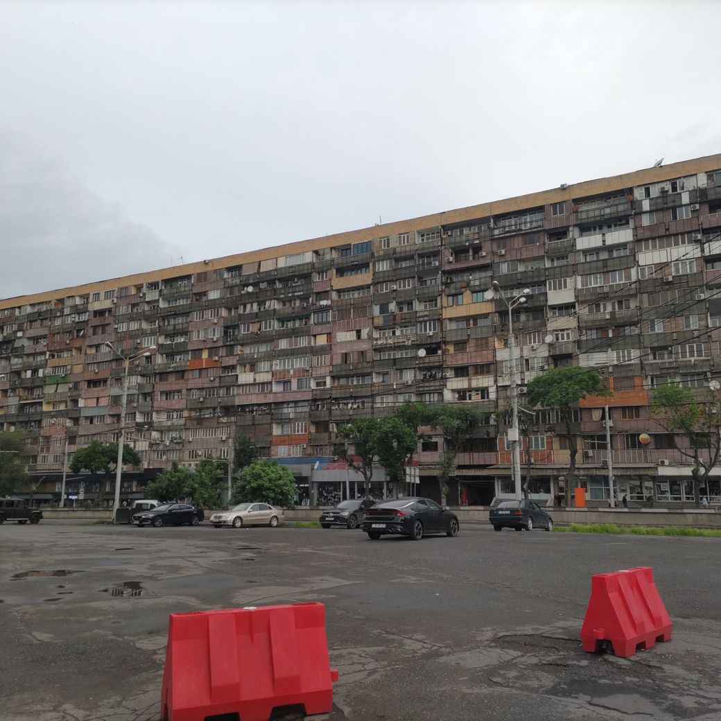 アルメニアも旧ソ連の構成国。どことなく共産主義っぽい集合住宅を見つけた（筆者撮影）