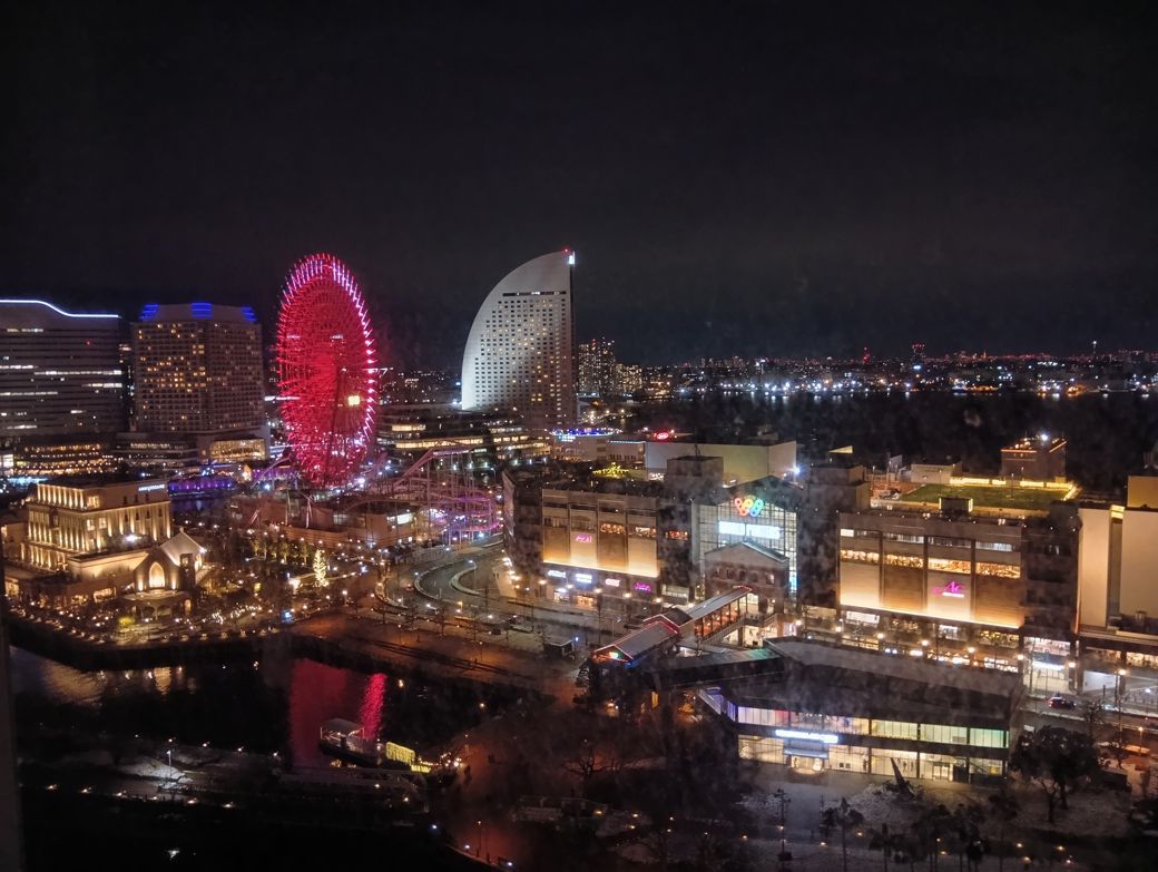 部屋の窓から見えた夜景（写真：筆者撮影）
