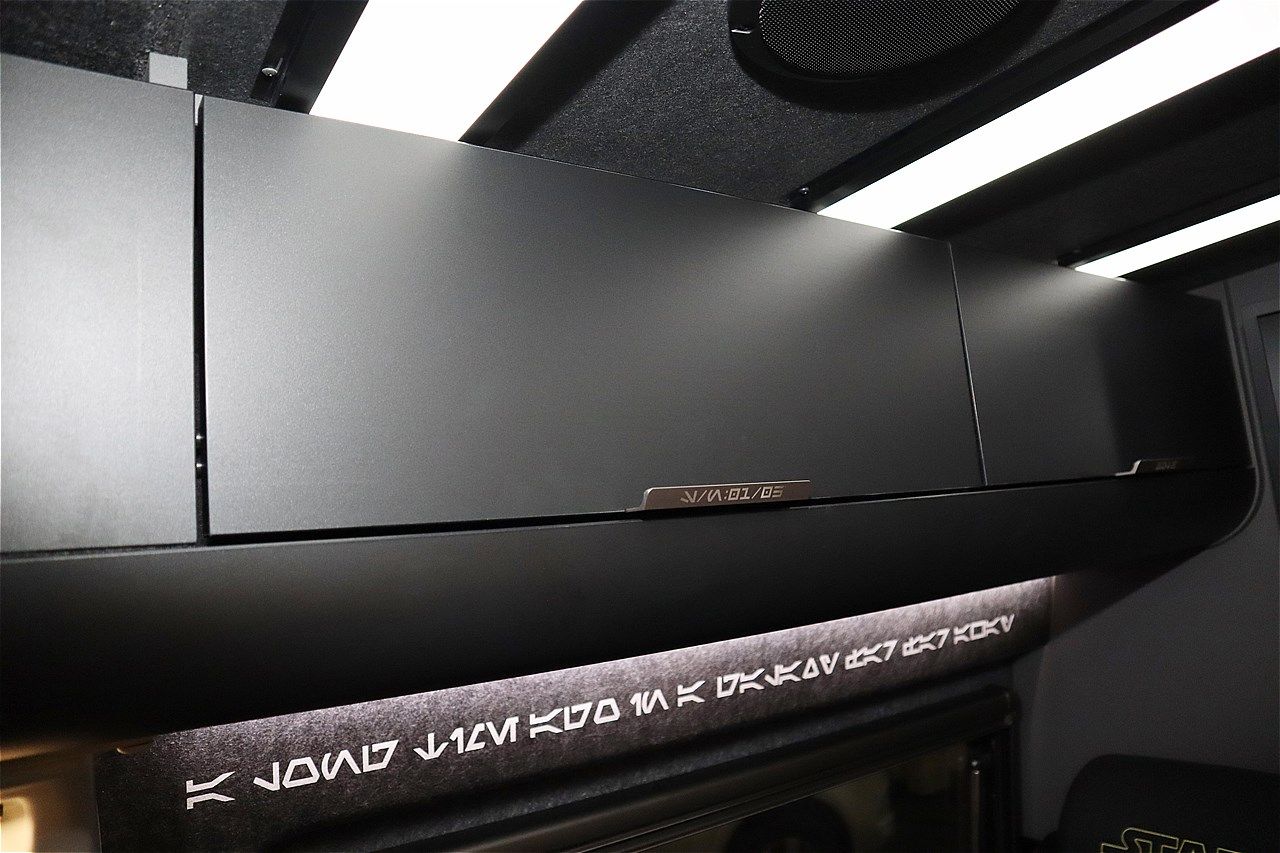 スター・ウォーズの世界観が広がるトイファクトリーのキャンピングカー「ダビンチ6.0＜スター・ウォーズ＞エディション」（筆者撮影）