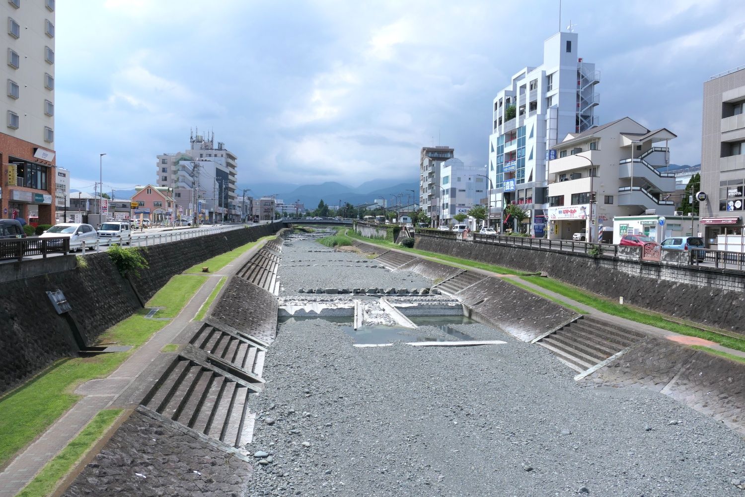 小田急　秦野駅　北口　水無川