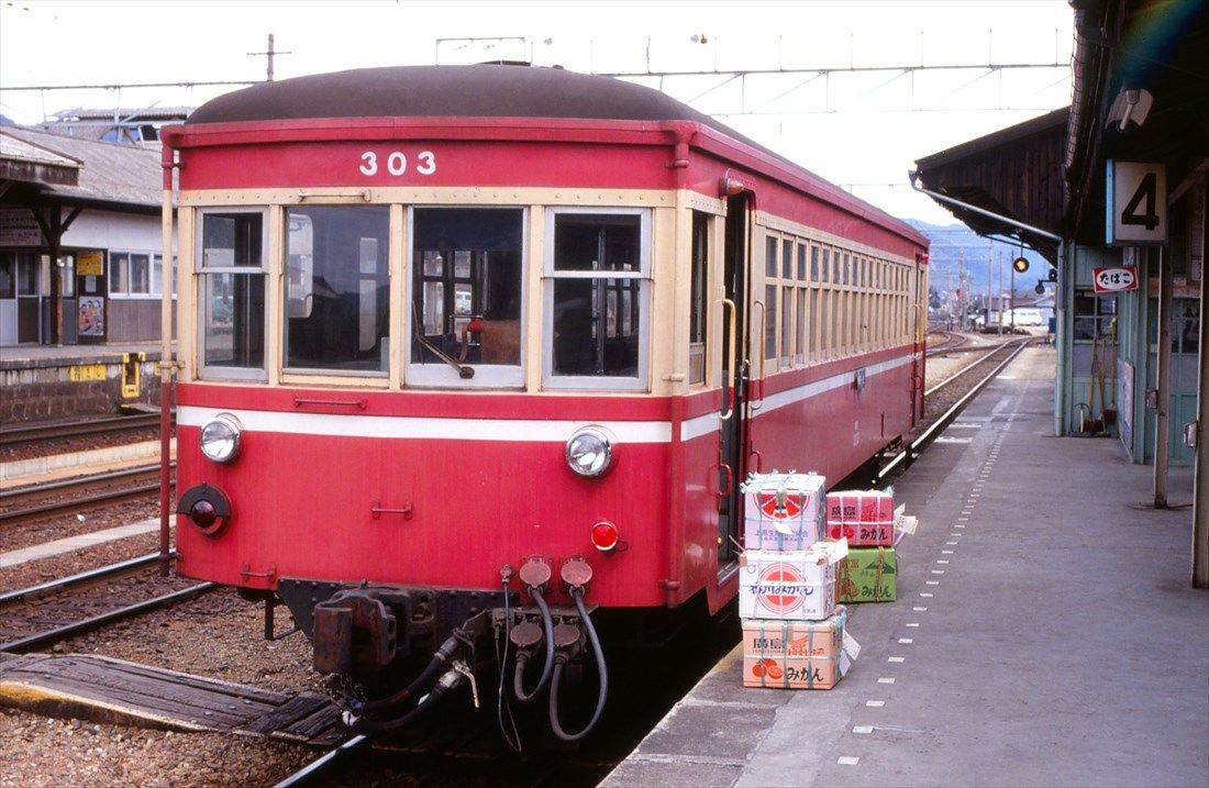 同和鉱業片上鉄道の廃線時まで活躍した最古参のキハ303。和気駅に停車中の姿（撮影：南正時）