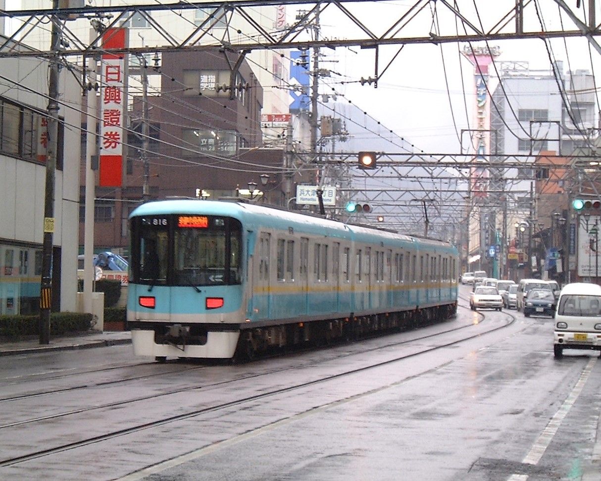 4両編成で道路上の併用軌道を走る800形（撮影：南正時）