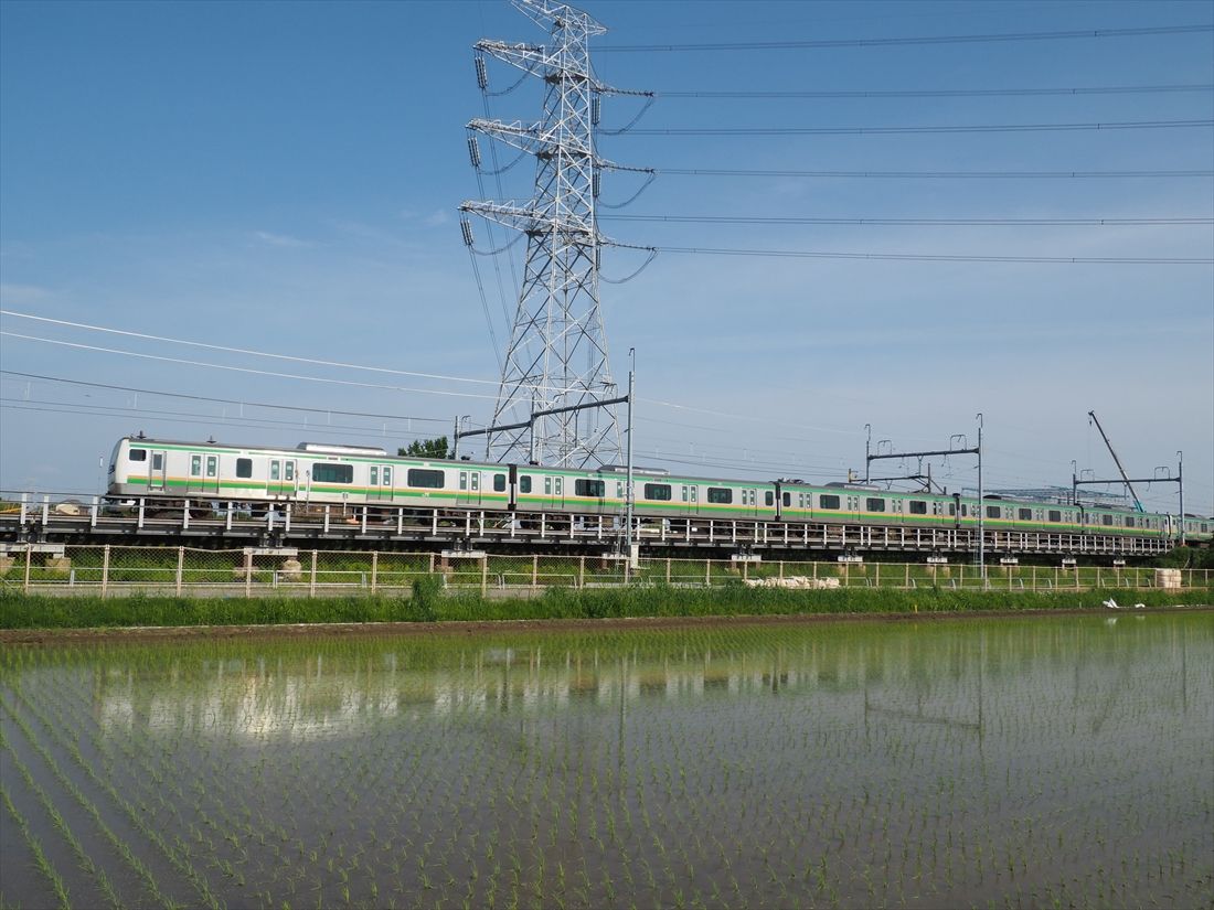 仮線を走る宇都宮線の列車（記者撮影）