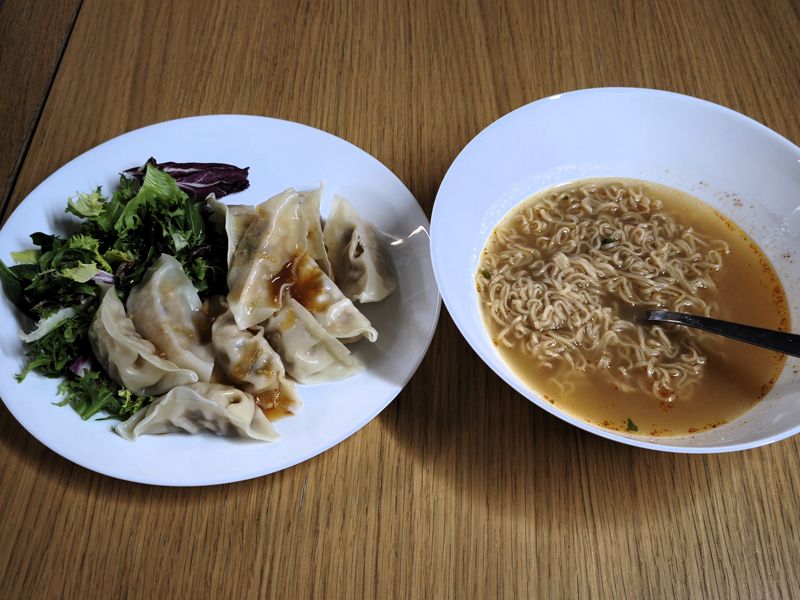 スーパーマーケットで売っていたタイのラーメンと餃子を調理（筆者撮影）
