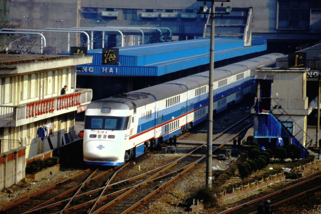 上海駅を発車する「新曙光号」。当時の新型高速車両で、2階建てのディーゼル列車だった（筆者撮影）