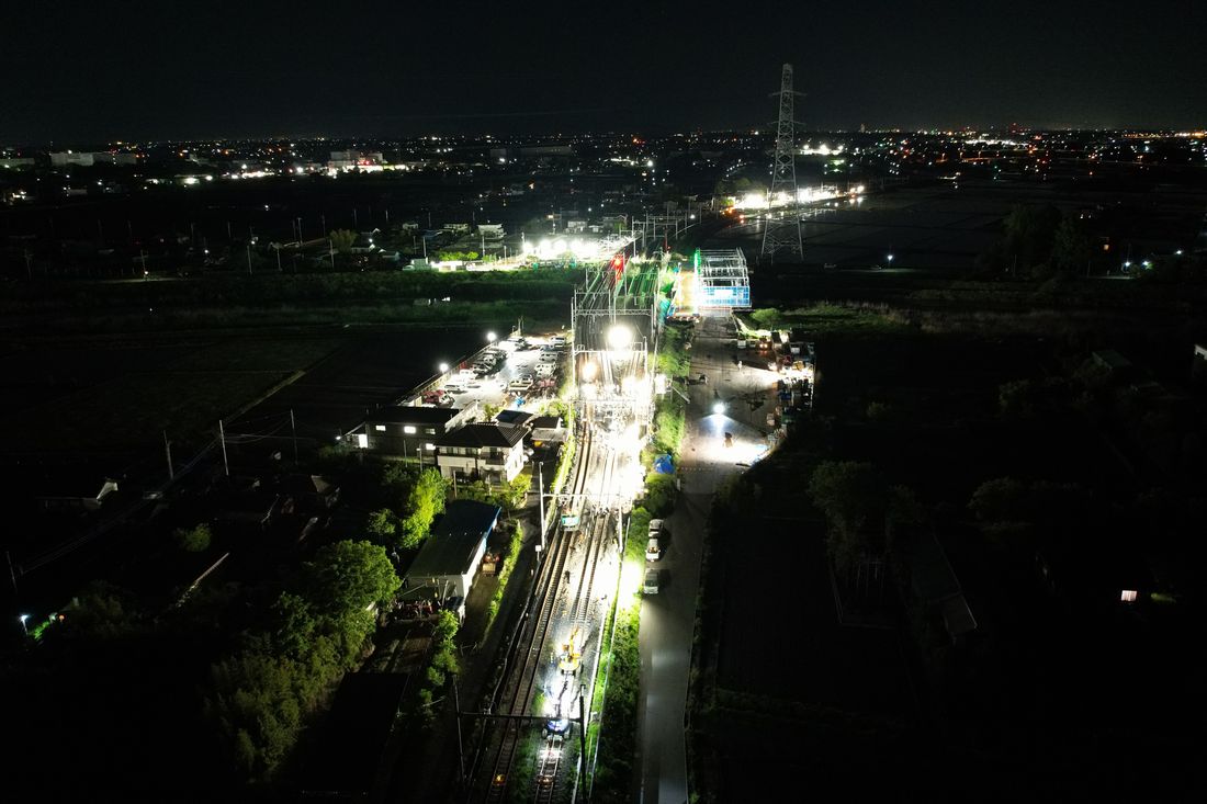 上空から見た夜間の線路切り換え工事現場付近（写真：JR東日本大宮支社）