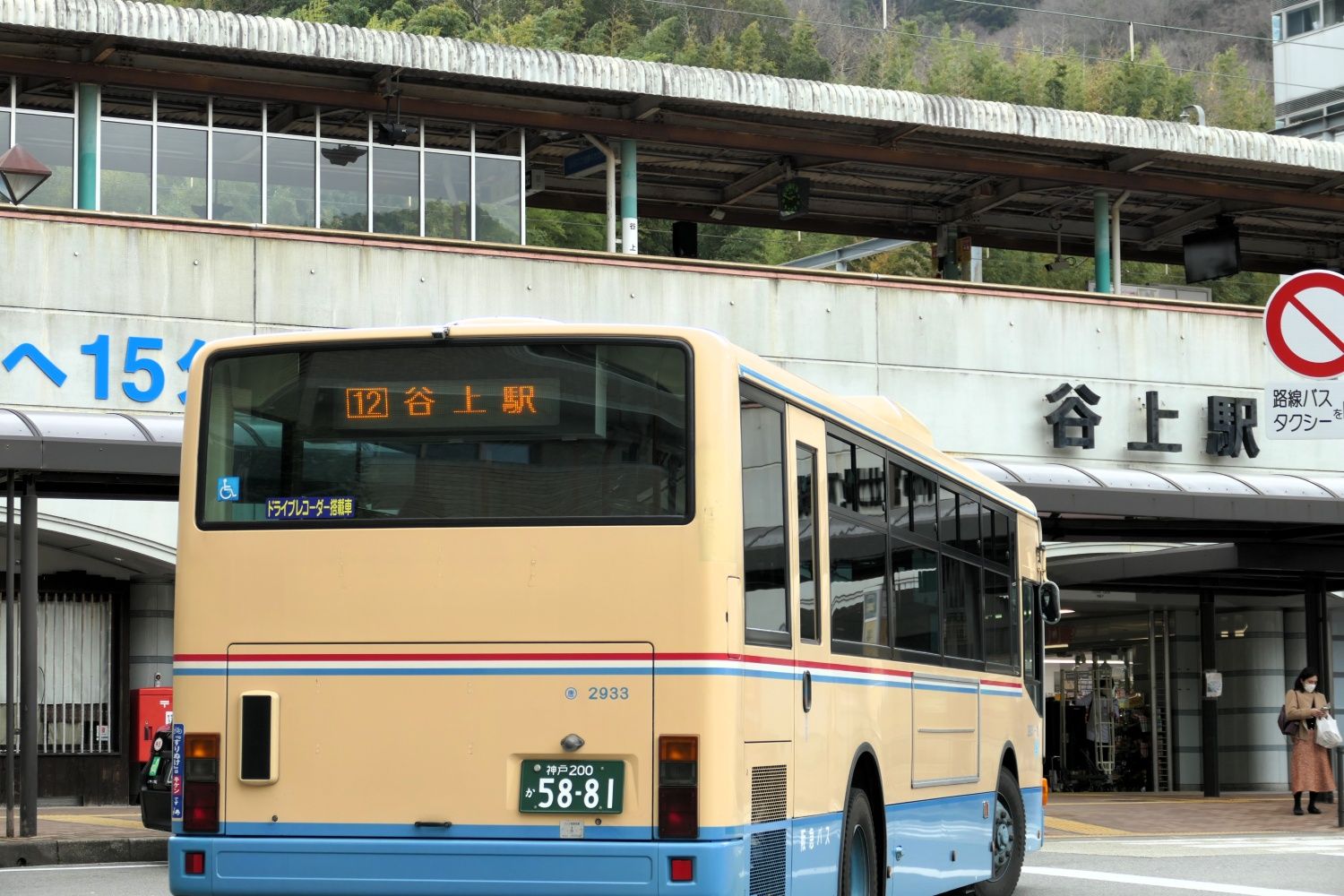 駅前のロータリーは路線バスの拠点でもある（編集部撮影）