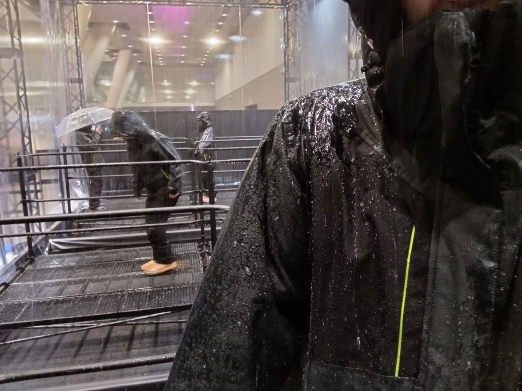 豪雨体験ブース。まるで滝のような雨に打たれたが、これっぽっちも濡れなかった（著者撮影）