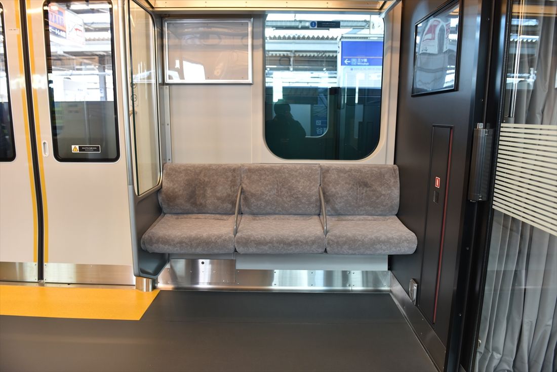 優先席の一部は立ち座りが容易な「ユニバーサルデザインシート」を採用。通常の座席より座面がやや高く、奥行きが浅い（撮影：大澤誠）
