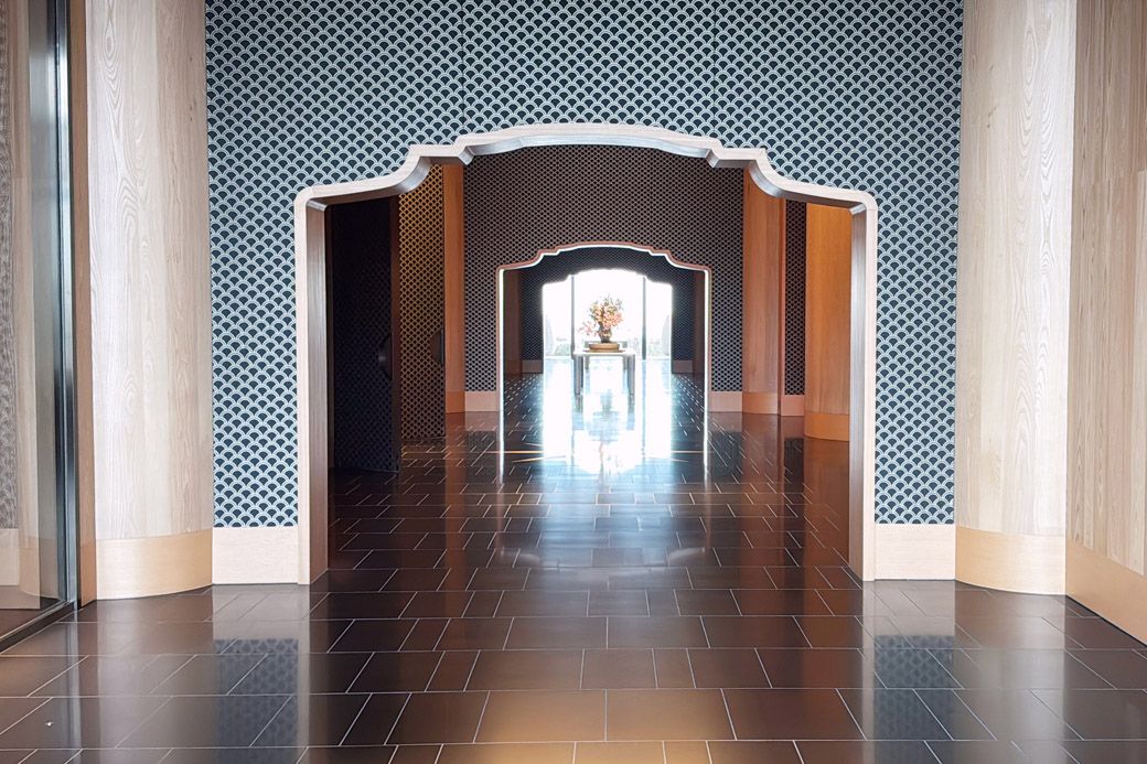 ブルガリホテル東京40階。エキゾチックなアーチ開口が印象的なレストランに続く通路（写真：筆者撮影）