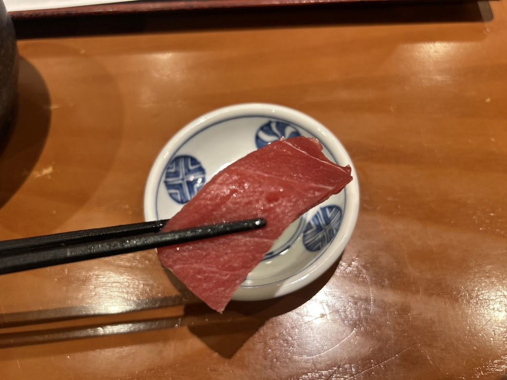 1480円の「魚河岸お刺身5点盛り定食」のマグロ（写真：筆者撮影）