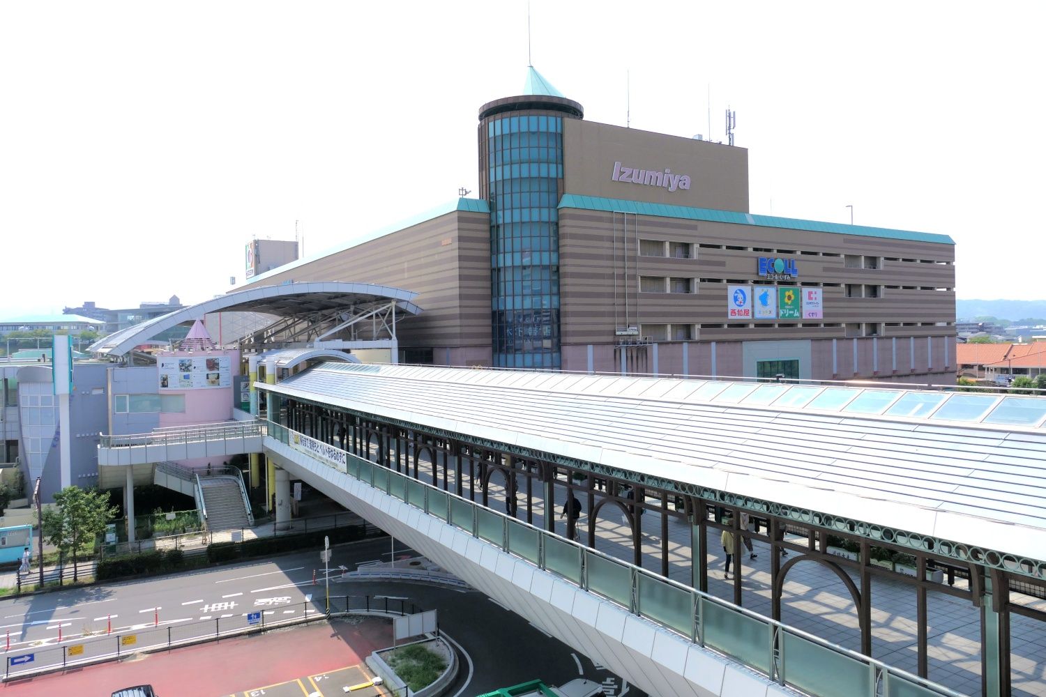 屋上から見たペデストリアンデッキ。商業施設のエコール・いずみ本館と直結（記者撮影）