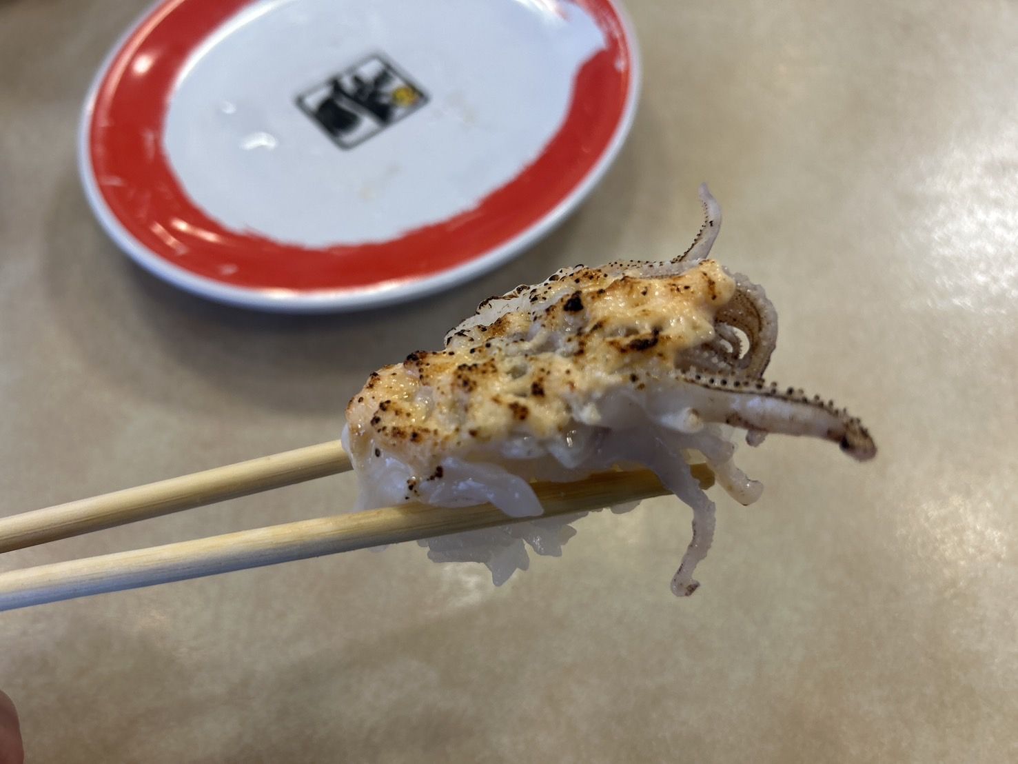 元気寿司の『げそ明太マヨ炙り（140円）』（写真：筆者撮影）