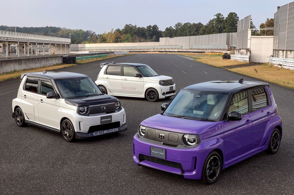 手前のブーストバイオレット・パールがノーマルのSuper-ONE、その奥が無限パーツを装着したカスタマイズ仕様「Sports EV ＋ ONE」、一番奥が1983年発売のシティ・ターボⅡをオマージュしたホンダアクセスの純正アクセサリー装着車「BULLDOG STYLE」（写真：本田技研工業）