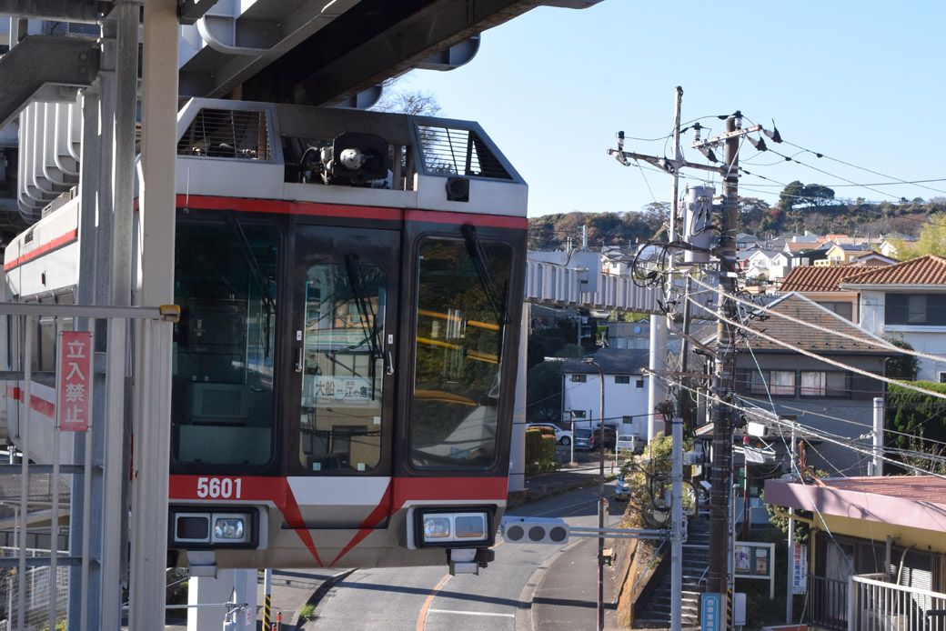 こちらが湘南モノレール。実際に近くで見ると、なかなかの迫力（写真：筆者撮影）