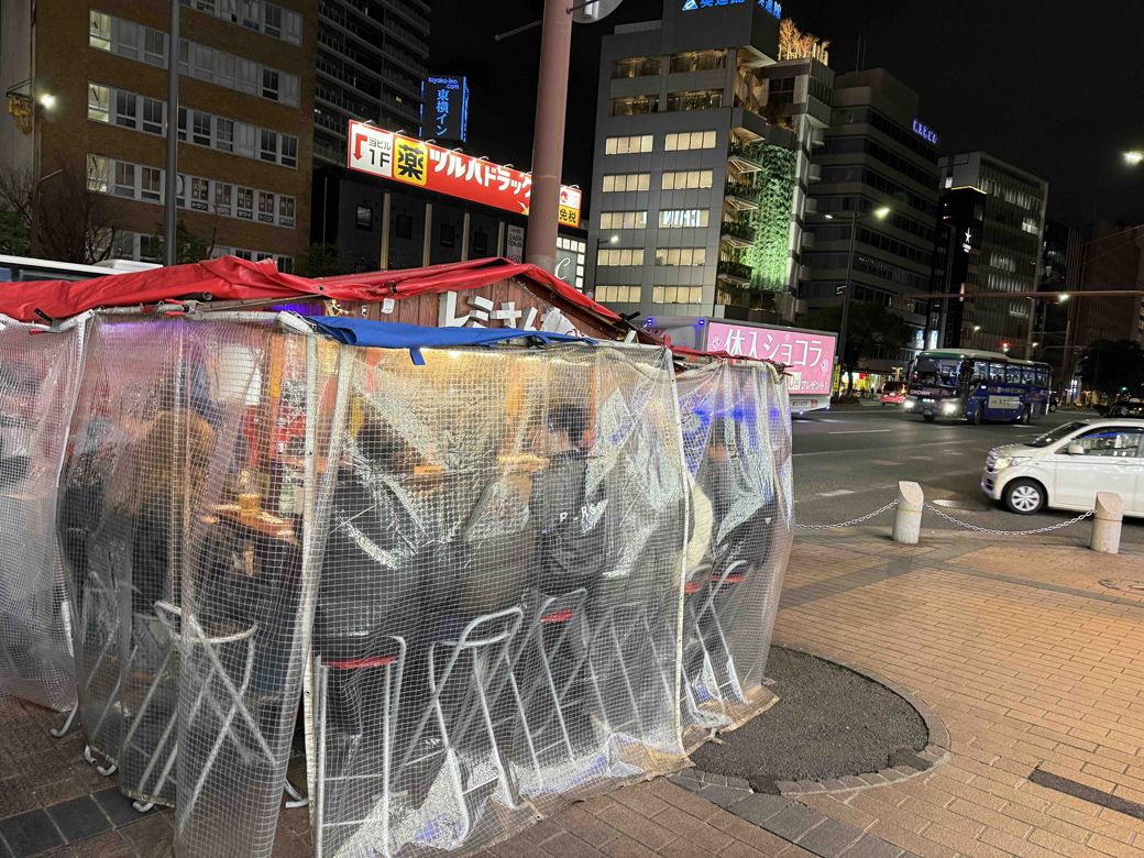 いつも満席の「レミさんち」。道の端には順番待ちの行列ができている（写真：筆者撮影）