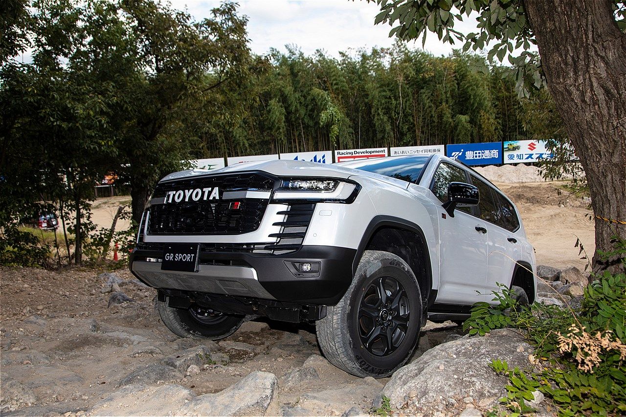 トヨタ「ランドクルーザー300 GR SPORT」（写真：トヨタ自動車）
