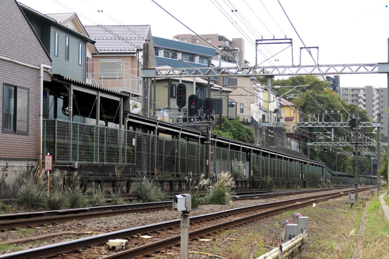 少し地面が高くなっているのは大塚本町駅時代のホームの跡（記者撮影）