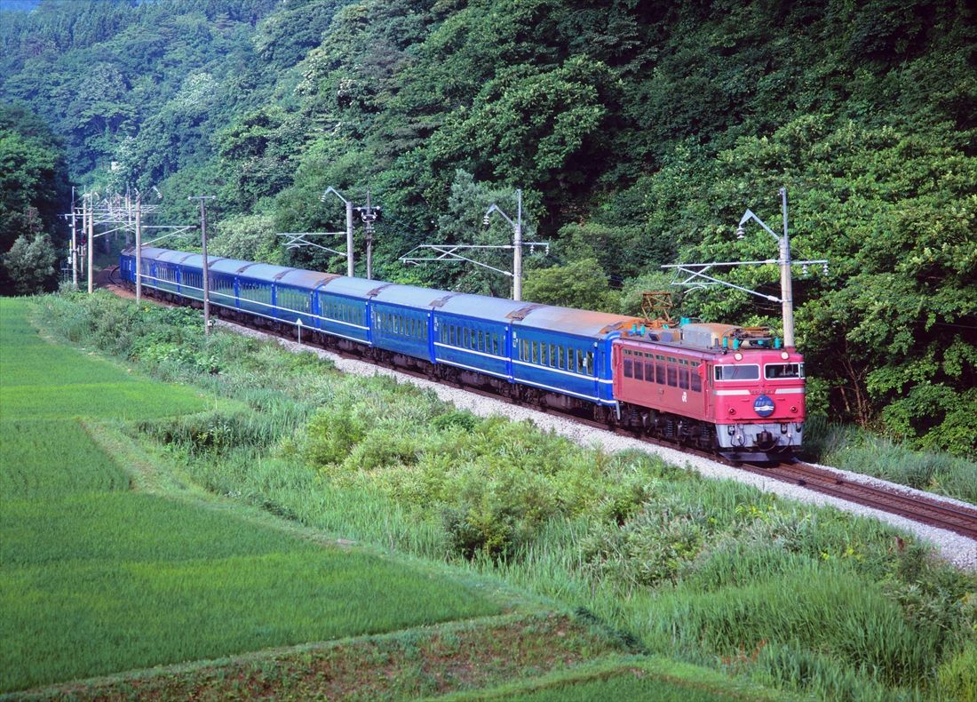 1986年以降、EF81形が大阪―青森間の全区間を牽引した寝台特急「日本海」（撮影：南正時）