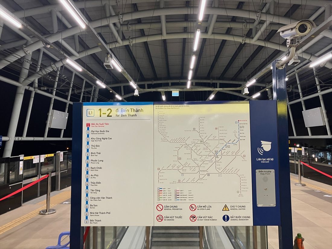 スオイティエン駅ホームにある路線図。ホーチミンメトロの計画路線も描かれている（筆者撮影）