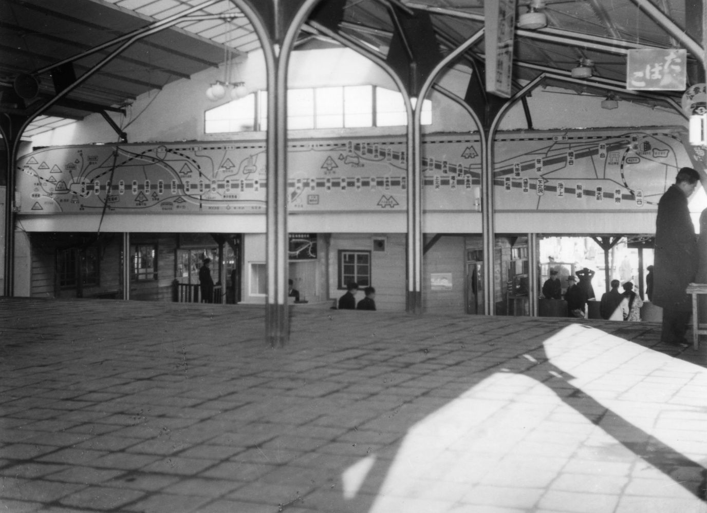 地上駅時代の新宿駅改札前路線案内図＝1953年（写真：京王電鉄）