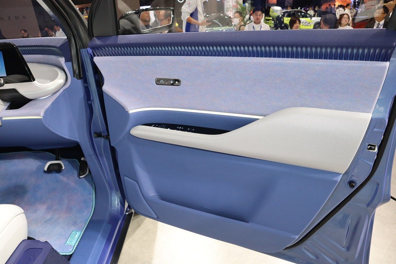 スズキ「ビジョンe-スカイ」（筆者撮影）