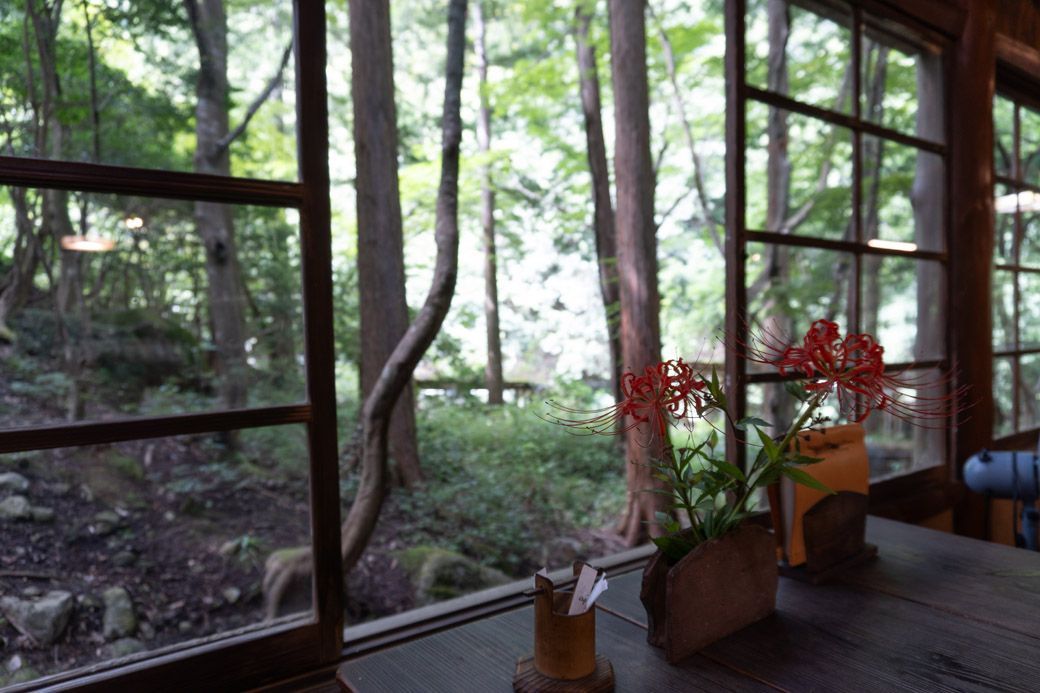 すべてのテーブルに、季節の野花が飾られている（筆者撮影）