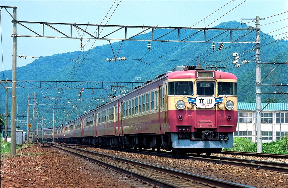 グリーン車2両とビュフェを連結した急行「立山」（撮影：南正時）