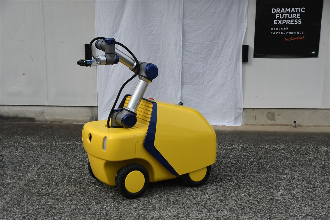 リニアの設備を検査するロボットの試作機「ミネルヴァ」。黄色い色は新幹線の「ドクターイエロー」をイメージしたという（記者撮影）