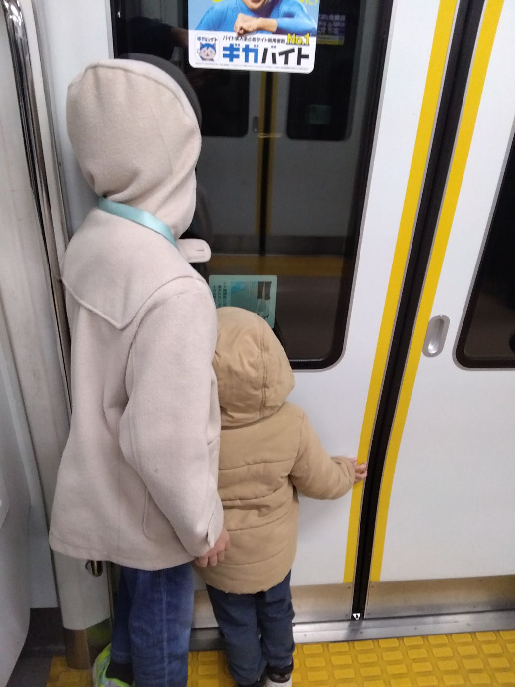 息子２人とお出かけ（写真：中山さん提供）