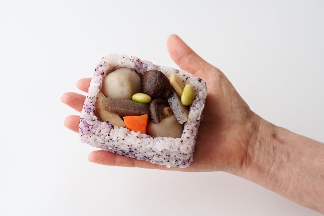弁当箱に見立てたおにぎりにおかずを盛り込んだ「おに弁」（筆者撮影）