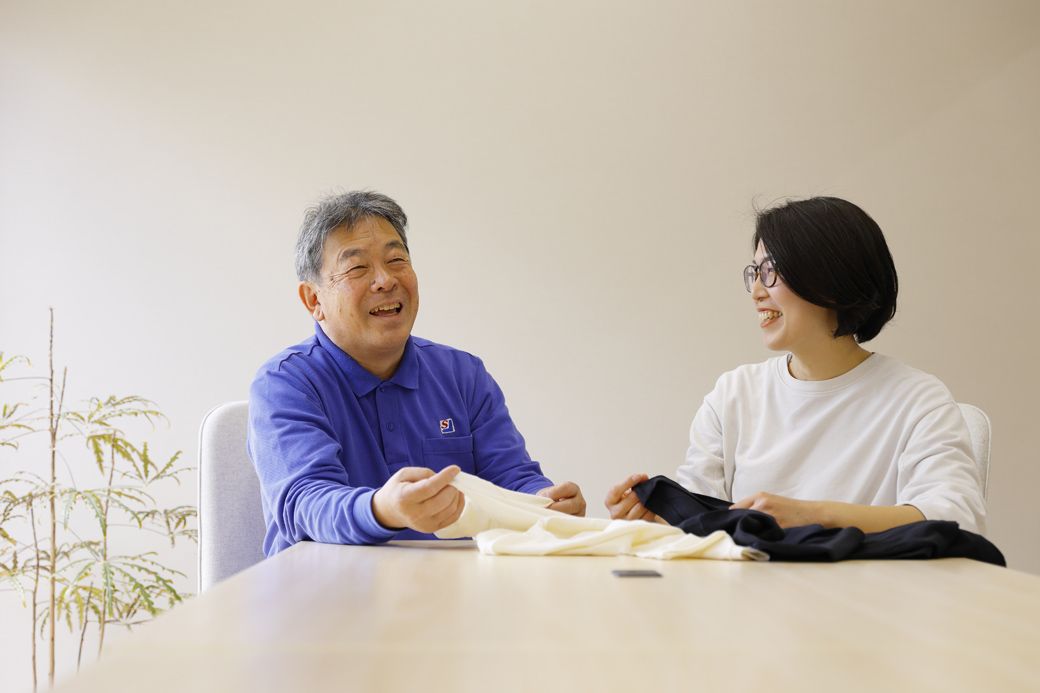 「この繊維を待つより多くの方に届けたい」と話すおふたり（写真提供：鈴木靴下）
