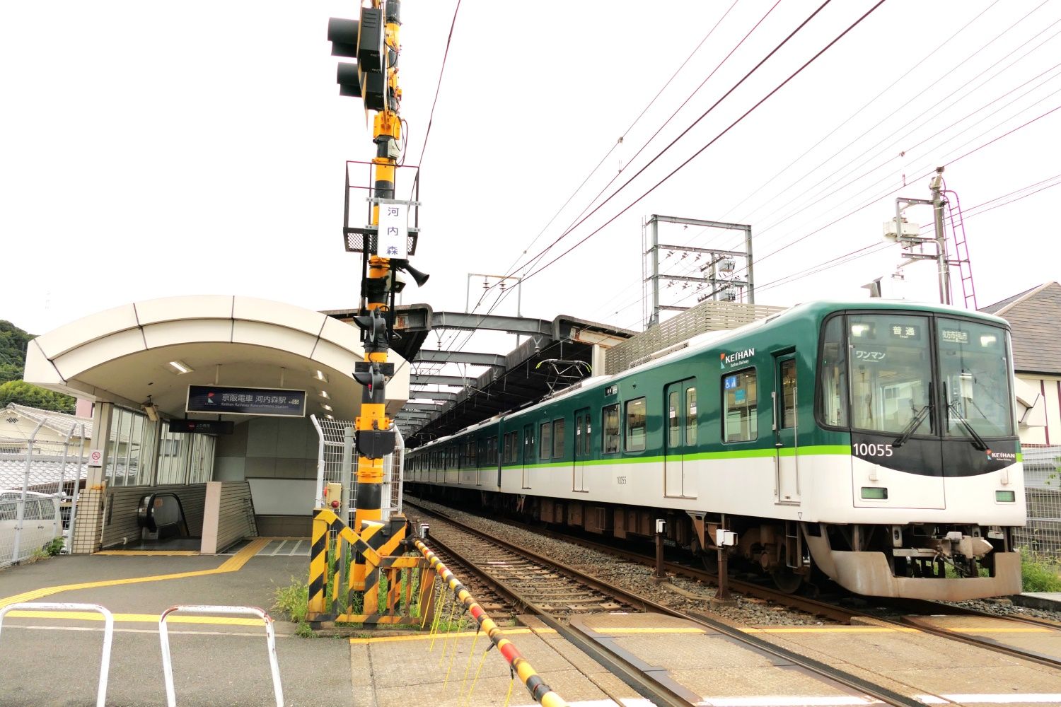 河内森を発車した枚方市行きの普通電車（記者撮影）