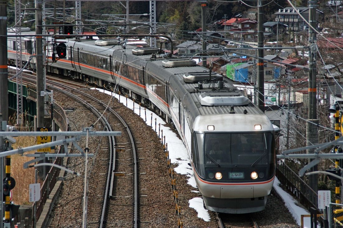 383系の「ワイドビューしなの」（撮影：南正時）