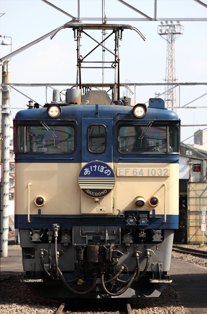 「あけぼの」のヘッドマークを付けたEF64形1000番台（撮影：南正時）